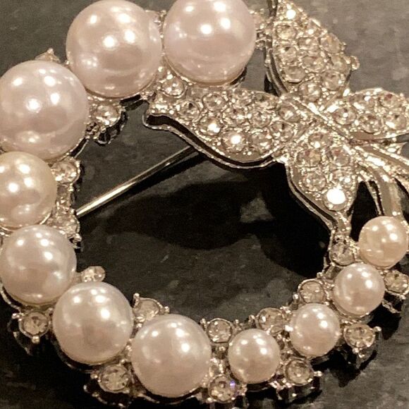 Vintage Style Circle Lapel Pin - Butterfly & Faux Pearl Brooch, Silver Tone Gift - Picture 5 of 9